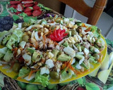 Foto del paso 3 de la receta: Ensalada mixta adornada con fresa!!