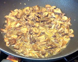 Foto del paso 5 de la receta: Macarrones con setas y langostinos en salsa de pimientos asados