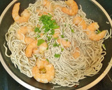 Foto del paso 6 de la receta: Gulas con langostinos al ajillo