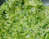 Foto del paso 2 de la receta: Hamburguesas de zapallitos y cebollas 💚🧅