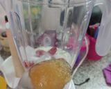 Foto del paso 1 de la receta: Licuado de frutilla con leche