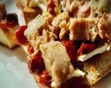 Foto del paso 3 de la receta: Miniaperitivo con bonito del norte (III): Tosta templada de bonito con cherry confitado y brie