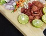 Foto langkah ke 2 dari resep Ikan asin masak sambal matah kecombrang.