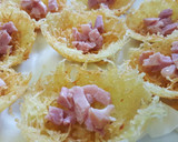 Foto del paso 4 de la receta: Cesta de patatas fritas con huevo, queso y jamón