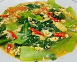 Foto langkah ke 6 dari resep Tumis Pakcoy Kuah Telur.