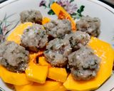 Hình bước làm 2 của món Bí đỏ hấp chả cá
