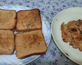 A picture of step 5 of Schezwan chutney brown Bread 🍞 tomato 🍅 onion omellete.