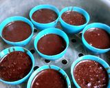 Foto langkah ke 3 dari resep Steamed chocolate lava cake.