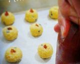 Foto langkah ke 3 dari resep Cornflake Strawberry Cookies.