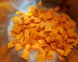 Foto del passaggio 1 della ricetta Cestino di parmigiano con risotto zucca e funghi