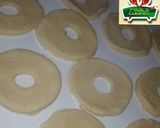 A picture of step 4 of Doughnuts shaped pateera (hausa version).