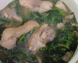 Hình bước làm 2 của món Canh rau tầm bóp nấu móng giò