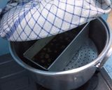Foto langkah ke 10 dari resep Brownies kukus drink beng beng tanpa mixer dan oven.