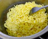 Foto langkah ke 1 dari resep Mie Goreng Bumbu Kari Instan.