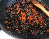 Foto del paso 5 de la receta: Coditos con pimiento caramelizado y aceitunas negras