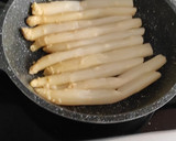 Foto del paso 2 de la receta: Espárragos a la plancha con sal negra