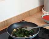 Foto del paso 2 de la receta: Espinacas en salsa de tomate #para guarnición #apta para veganos