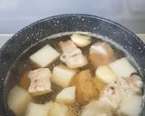 A picture of step 2 of Pork Ribs Soup with White Raddish.