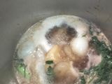 Sopa de pollo casera en olla