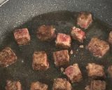 Foto langkah ke 4 dari resep Garlic Butter Saikoro Beef.