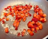 Foto del passaggio 2 della ricetta Risotto alle Fragole al profumo di Timo