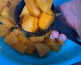 A picture of step 1 of Paw paw smoothie.