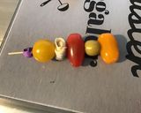Une image de l'étape 3 de Minis brochettes tomates, olives et anchois marinés.