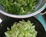 Foto langkah ke 1 dari resep Tumis Sawi Daging Sambal Instan.