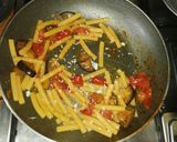 Foto del passaggio 8 della ricetta Maccheroncini di farina di lenticchie con pachino e melanzane