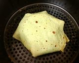 Hình bước làm 3 của món Tortilla cuộn nướng giòn
