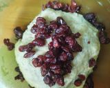 Foto langkah ke 2 dari resep Cranberry Matcha Cheese Bread Tanpa Ulen.