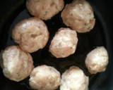 Foto del paso 3 de la receta: Albóndigas de pollo con guisantes