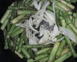 Foto del paso 1 de la receta: Espárragos y calabacitas a la mantequilla