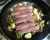 Foto del paso 6 de la receta Salchichas de pollo con con cebolletas tiernas y ajos confitados