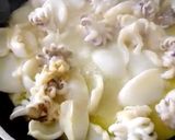 Foto del paso 2 de la receta: Calamares flambeados en ensalada multicolor