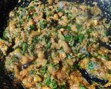 A picture of step 5 of Lehsooni palak.