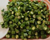 A picture of step 1 of Okra tomato curry.