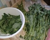 A picture of step 1 of Chicken with molokiya(saluyot).