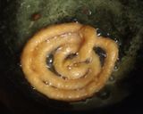 इन्स्टंट जलेबी (instant jalebi recipe in marathi) रेसिपी स्टेप 3 फोटो 