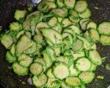 Foto del passaggio 2 della ricetta Calamarata di zucchine e stracciatella