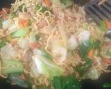 Foto langkah ke 5 dari resep 107. Mie Goreng Ayam.
