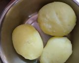 A picture of step 2 of Aloo paratha.