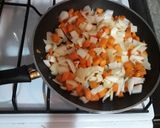 Foto del paso 1 de la receta: Guiso de albóndigas con salsa de tomate y verduras