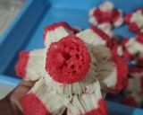 Foto langkah ke 4 dari resep Bikang mawar merah putih.