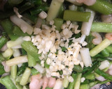 Foto del paso 3 de la receta: Bacalao a la plancha con timbal de ajos tiernos salteados