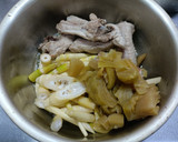 箭筍酸菜排骨湯(簡單料理)的食譜步驟4照片