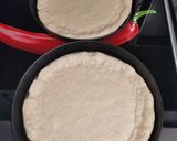 Sajtos szélű pizza recept fázis 5 fotója