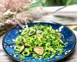 Hình bước làm 3 của món Bông Thiên Lý Xào Nấm Rơm Khổ Qua Rừng