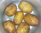 A picture of step 1 of Viazi karai na pilipili ya kukarangwa.