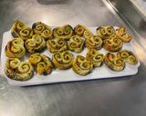 Une image de l'étape 7 de Palmiers feuilletés au pesto de cresson, jambon blanc et pavot bleu.